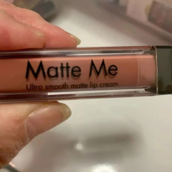 Matte Me Ladies Brown Lipgloss - Picture 5 of 5